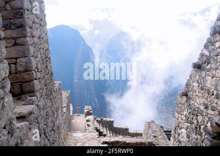 Vista dall'interno delle famose rovine Inca di Machu Picchu, situato in Perù. Foto Stock