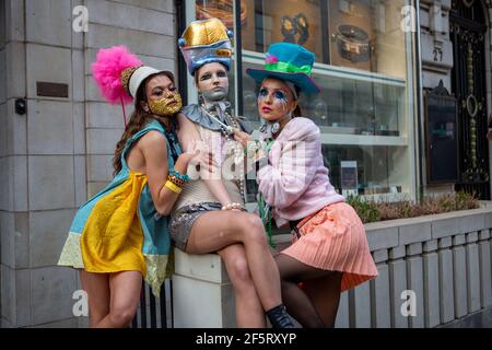 Londra, Regno Unito. 27 Marzo 2021. I modelli presentano l'ultima collezione colorata di Pierre Garroudi in una delle mostre di moda in flash mob speciali del designer nel centro di Londra. Credit: SOPA Images Limited/Alamy Live News Foto Stock