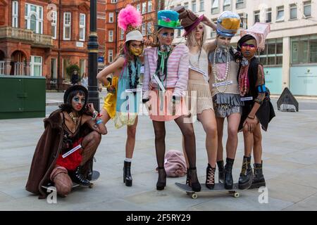 Londra, Regno Unito. 27 Marzo 2021. I modelli presentano l'ultima collezione colorata di Pierre Garroudi in una delle mostre di moda in flash mob speciali del designer nel centro di Londra. Credit: SOPA Images Limited/Alamy Live News Foto Stock