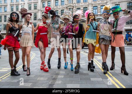 Londra, Regno Unito. 27 Marzo 2021. I modelli presentano l'ultima collezione colorata di Pierre Garroudi in una delle mostre di moda in flash mob speciali del designer nel centro di Londra. (Foto di Pietro Recchia/SOPA Images/Sipa USA) Credit: Sipa USA/Alamy Live News Foto Stock