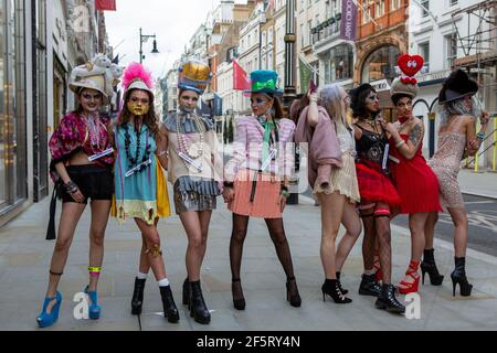 Londra, Regno Unito. 27 Marzo 2021. I modelli presentano l'ultima collezione colorata di Pierre Garroudi in una delle mostre di moda in flash mob speciali del designer nel centro di Londra. (Foto di Pietro Recchia/SOPA Images/Sipa USA) Credit: Sipa USA/Alamy Live News Foto Stock