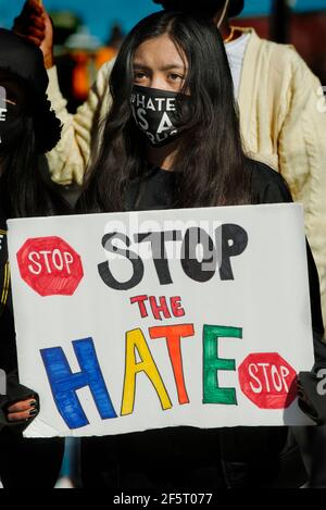 Boston, Massachusetts, USA, 27 marzo 2021. Fermare la violenza anti-asiatica: Circa 100 neri, asiatici, ispanici e caucasici si sono riuniti in Piazza Nubiana nel quartiere di Roxbury a Boston per chiedere una fermata alla violenza anti-asiatica. La giornata nazionale d'azione sponsorizzata dalle dimostrazioni della Answer Coalition si è svolta in 60 città statunitensi il 27 marzo 2021. La foto mostra una ragazza cambogiana americana di 12 anni con un cartello. Credit: Chuck Nacke / Alamy Live News Foto Stock