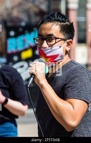 Reno, Stati Uniti. 27 Marzo 2021. Un protestore che parla ai colleghi durante una manifestazione contro la violenza anti-asiatica nel centro città come parte della giornata nazionale delle proteste. (Foto di Ty o'Neil/SOPA Images/Sipa USA) Credit: Sipa USA/Alamy Live News Foto Stock