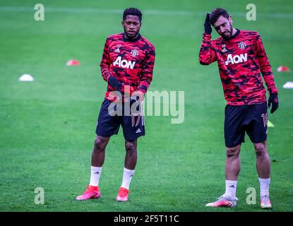 Fred e Bruno Fernandes del Manchester United FC si riscaldano durante la UEFA Europa League 2020/21 Round of 16 seconda tappa della partita di calcio tra AC Milan e Manchester United FC allo stadio di San Siro.(Punteggio finale; AC Milan 0 - 1 Manchester United FC) Foto Stock