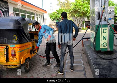 Vrindavan, India. 24 Marzo 2021. Un lavoratore ricarica un veicolo da CNG (gas naturale compresso) che è un'alternativa eco-friendly alla benzina in una stazione di rifornimento CNG.CNG carburante è più sicuro di benzina e diesel perché è non tossico e meno dannoso per l'ambiente a causa dell'aumento di prezzo di benzina e diesel, Un migliore ambiente amichevole sostituto auto CNG stanno diventando popolari nel mercato indiano. Credit: SOPA Images Limited/Alamy Live News Foto Stock