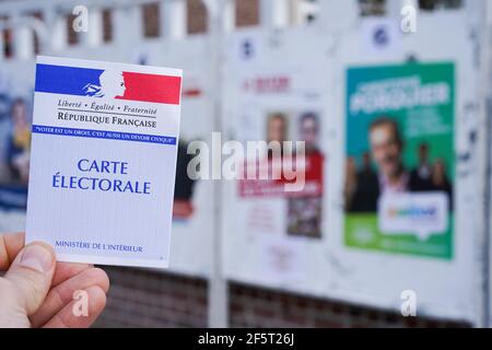 AMIENS, FRANCIA - 15 MARZO 2020 : manifesti elettorali per le elezioni locali francesi e la carta elettorale. Foto Stock