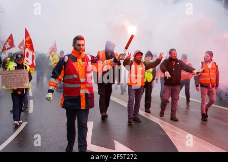 AMIENS, FRANCIA - 9 GENNAIO 2020 : protesta nazionale contro i piani francesi di riforma delle pensioni. Riforme sostenute dal governo del presidente francese Macron Foto Stock