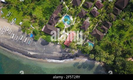 Riprese aeree in drone del famoso Beach club Finns che si trova sulla famosa spiaggia di Echo a Bali, Indonesia Foto Stock