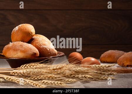 cartolina con torte e conigli fatti in casa, spazio di copia, utilizzare come sfondo Foto Stock