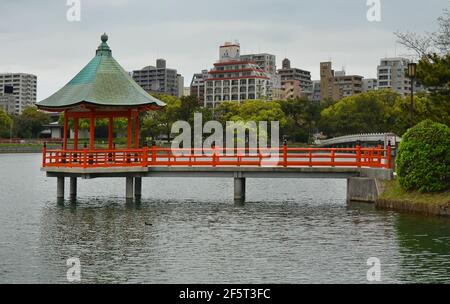 Ohori Park è un piacevole parco cittadino nel centro di Fukuoka (Giappone) con un grande stagno al suo centro. Il parco fu costruito tra il 1926 e il 1929. Foto Stock