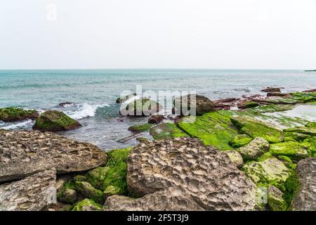 Spiaggia rocciosa di mare con massi Foto Stock