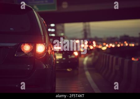 Noiosa giornata di ingorghi di traffico pesante nella città di Bangkok tramonto crepuscolo, luce del freno auto sulla strada. Foto Stock