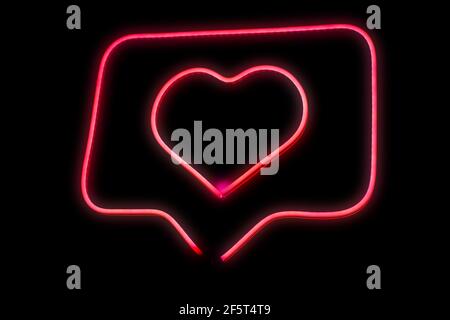 Neon rosa chiaro cuore amore in chat bubble box isolato crescere sullo sfondo scuro. Foto Stock