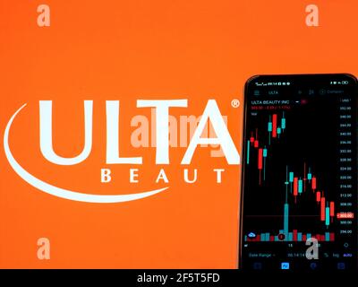 In questa illustrazione sono riportate le informazioni del mercato azionario di Ulta Beauty, Inc. Visualizzate su uno smartphone con il logo Ulta Beauty, Inc. Sullo sfondo. Foto Stock
