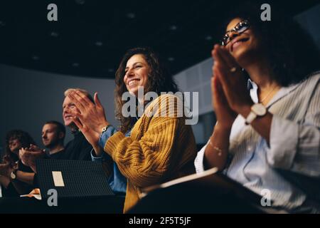 Il pubblico ascolta il discorso e sta battendo le mani. Gruppo di uomini d'affari che partecipano a una conferenza applauding durante il forum. Foto Stock