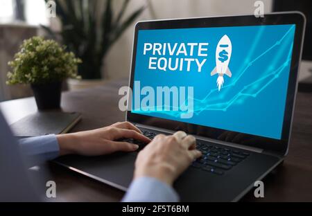 Fondo di private equity, concetto di investimento e negoziazione su schermo. Crescita finanziaria Foto Stock