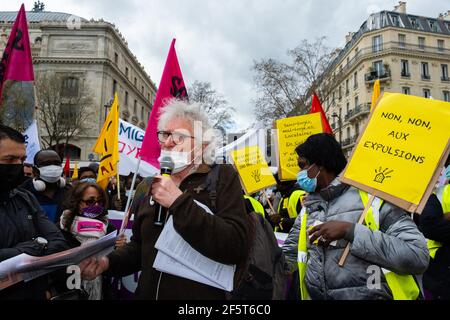 Il presidente dell'associazione francese del diritto all'alloggio (DAL, Droit au Logement) Jean-Baptiste Eyraud parla durante la manifestazione organizzata dal (diritto all'alloggio) per chiedere la richiesta di alloggi vuoti a Parigi per i senzatetto, tra Chatelet e Bd St Germain di fronte al ministero dell'edilizia, A Parigi, Francia, il 27 marzo 2021. Foto di Pierrick Villette/Avenir Pictures/ABACAPRESS.COM Foto Stock