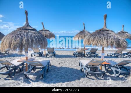 Ombrelloni a Playa de Fanabe a Tenerife, Isole Canarie, Spagna. Foto Stock