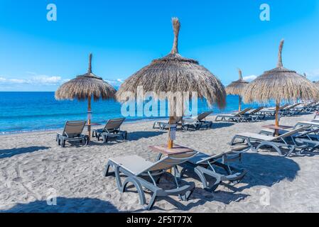 Ombrelloni a Playa de Fanabe a Tenerife, Isole Canarie, Spagna. Foto Stock