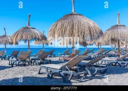 Ombrelloni a Playa de Fanabe a Tenerife, Isole Canarie, Spagna. Foto Stock