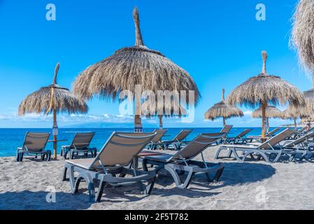 Ombrelloni a Playa de Fanabe a Tenerife, Isole Canarie, Spagna. Foto Stock