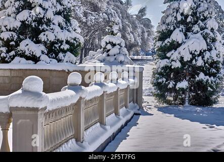 Neve fresca caduta sulla ringhiera decorativa nella stagione invernale; forme architettoniche moderne Foto Stock