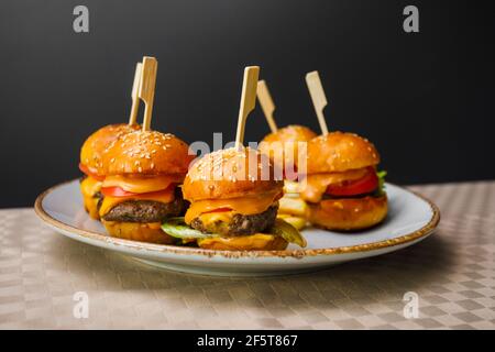 Mini hamburger e patate fritte sul piatto Foto Stock