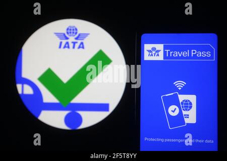 In questa illustrazione fotografica, l'app Travel Pass di un'applicazione mobile di IATA (International Air Transport Association) visualizzata sullo schermo di uno smartphone. Travel Pass è un nuovo 'COVID-19 Vaccine Passport' digitale di IATA (International Air Transport Association) che consente ai viaggiatori di conservare e gestire le loro certificazioni verificate per i test COVID-19 o COVID-19 prova di vaccinazione. Foto Stock