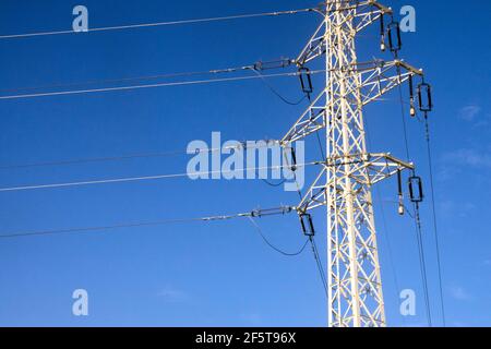 Traliccio elettrico congelato, fili per ghiaccio in inverno Foto Stock