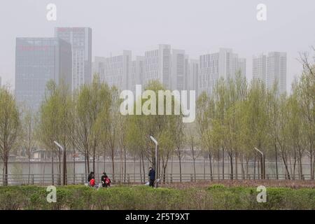 Taiyuan, provincia cinese di Shanxi. 28 Marzo 2021. La gente riposa in un parco in Taiyuan, capitale della provincia di Shanxi della Cina del nord, 28 marzo 2021. Credit: Yang Chenguang/Xinhua/Alamy Live News Foto Stock