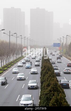 Taiyuan, provincia cinese di Shanxi. 28 Marzo 2021. Le automobili guidano su una strada in Taiyuan, capitale della provincia di Shanxi della Cina del nord, 28 marzo 2021. Credit: Yang Chenguang/Xinhua/Alamy Live News Foto Stock