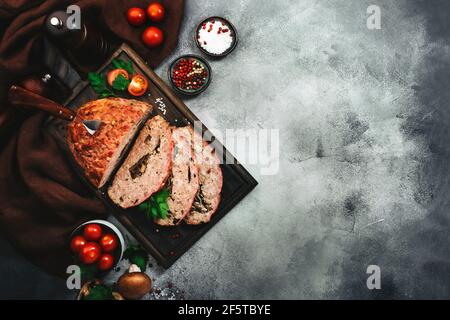 Meatloaf con mashroom, cucina americana con carne macinata di manzo al forno su tavola grigia. Vista dall'alto, spazio di copia Foto Stock