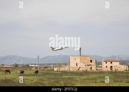 Berlino, Maiorca, Spagna. 27 Marzo 2021. Un aereo di Ryan Air parte dall'aeroporto di Palma di Maiorca in un paesaggio con cavalli e una casa abbandonata. Credit: John-Patrick Morarescu/ZUMA Wire/Alamy Live News Foto Stock