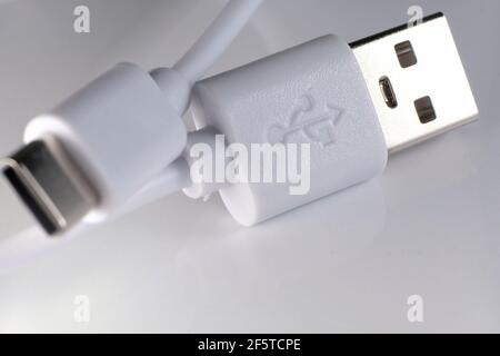 Particolare closeup di un cavo di tipo USB-C bianco su un sfondo bianco Foto Stock