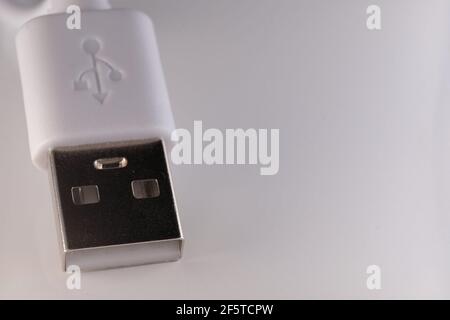 Particolare closeup di un cavo di tipo USB-C bianco su un sfondo bianco Foto Stock