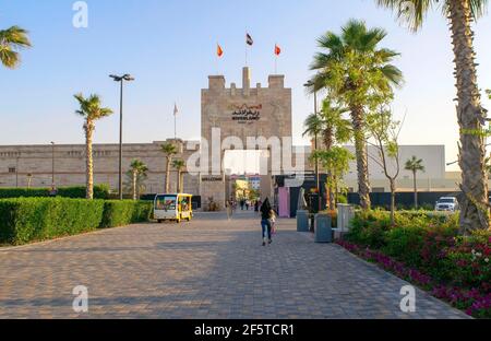 Dubai - Emirati Arabi Uniti - 14 dicembre 2020: Ingresso al Riverland per i parchi e i resort di Dubai. Riverland Dubai parole, segno. Foto Stock