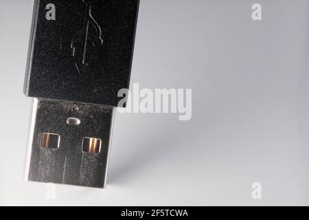 Primo piano di un cavo usb nero su un bianco sfondo Foto Stock