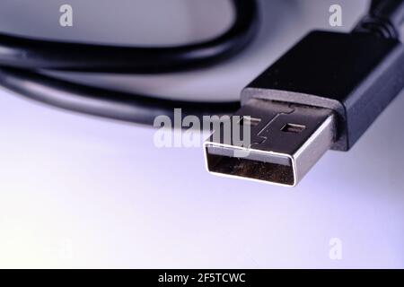 Primo piano di un cavo usb nero su un bianco sfondo Foto Stock