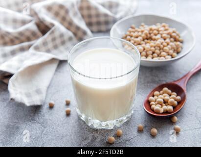 Latte di soia e soia sulla tavola - pianta sana prodotto Foto Stock