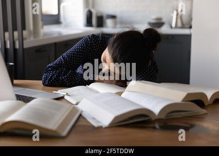 Primo piano donna indiana addormentata alla scrivania Foto Stock