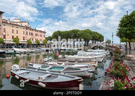 Porto Vecchio di Desenzano. Desenzano del Garda (BS), ITALIA - 24 agosto 2020. Foto Stock