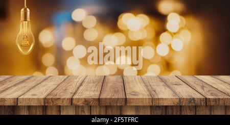 Astratto sfocato sfondo sfocato di tavolo vuoto in legno e bokeh scuro sfondo chiaro, display del prodotto. Foto Stock