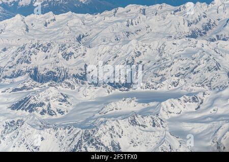 Ghiacciai e cime innevate delle Alpi viste dall'aereo. Concetto: Geografia, viaggio aereo, alpi visto dall'alto Foto Stock