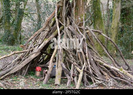 I bambini giocano capanna fatta da ramoscelli e rametti Foto Stock