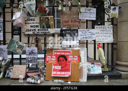 Tributi e segnali di protesta fuori KyiÕs Ambasciata della Birmania a Londra contro il colpo di stato del 1° febbraio che ha cacciato il governo eletto di Aung San Suu. Data immagine: Domenica 28 marzo 2021. Foto Stock