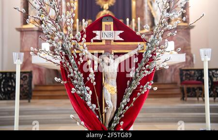 Tutzing, Germania. 28 Marzo 2021. Una croce con i cosiddetti 'rami di palma' può essere vista nella chiesa di San Giuseppe prima del servizio della Domenica delle Palme. La Domenica delle Palme segna l'inizio della settimana Santa pre-pasquale, con la Pasqua come culmine dell'anno della Chiesa. Credit: Sven Hoppe/dpa/Alamy Live News Foto Stock