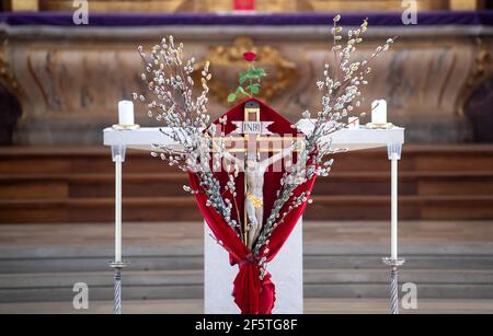 Tutzing, Germania. 28 Marzo 2021. Una croce con i cosiddetti 'rami di palma' può essere vista nella chiesa di San Giuseppe prima del servizio della Domenica delle Palme. La Domenica delle Palme segna l'inizio della settimana Santa pre-pasquale, con la Pasqua come culmine dell'anno della Chiesa. Credit: Sven Hoppe/dpa/Alamy Live News Foto Stock