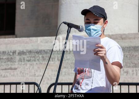 Columbus, Stati Uniti. 27 Marzo 2021. Un protettore che parla attraverso un microfono durante il rally.filippino gruppo attivista AnakBayan ha collaborato con Ohio Progressive Asian Women Leadership per mettere insieme un Rally di solidarietà a STOPASIANHATE. L'evento si è protratto dalle 14:00 alle 16:00, con molte voci asiatiche che parlano delle loro esperienze nelle ultime settimane e anni di vita in America e si è concluso marciando intorno all'Ohio Statehouse. (Foto di Stephen Zenner/SOPA Images/Sipa USA) Credit: Sipa USA/Alamy Live News Foto Stock