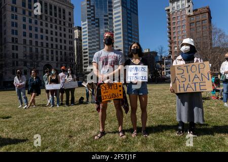 Columbus, Stati Uniti. 27 Marzo 2021. I manifestanti tengono cartelli contro la violenza fatta agli asiatici durante il rally.il gruppo attivista filippino AnakBayan ha collaborato con la dirigenza progressiva delle donne asiatiche dell'Ohio per mettere insieme un Rally di solidarietà a STOPASIANHATE. L'evento si è protratto dalle 14:00 alle 16:00, con molte voci asiatiche che parlano delle loro esperienze nelle ultime settimane e anni di vita in America e si è concluso marciando intorno all'Ohio Statehouse. (Foto di Stephen Zenner/SOPA Images/Sipa USA) Credit: Sipa USA/Alamy Live News Foto Stock