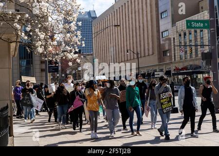 Columbus, Stati Uniti. 27 Marzo 2021. I manifestanti marciano intorno allo state House dell'Ohio durante il rally.il gruppo attivista filippino AnakBayan ha collaborato con la dirigenza progressiva delle donne asiatiche dell'Ohio per mettere insieme un Rally di solidarietà a STOPASIANHATE. L'evento si è protratto dalle 14:00 alle 16:00, con molte voci asiatiche che parlano delle loro esperienze nelle ultime settimane e anni di vita in America e si è concluso marciando intorno all'Ohio Statehouse. (Foto di Stephen Zenner/SOPA Images/Sipa USA) Credit: Sipa USA/Alamy Live News Foto Stock